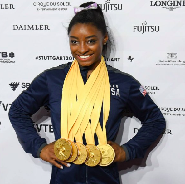 Gimnasta Simone Biles con sus medallas